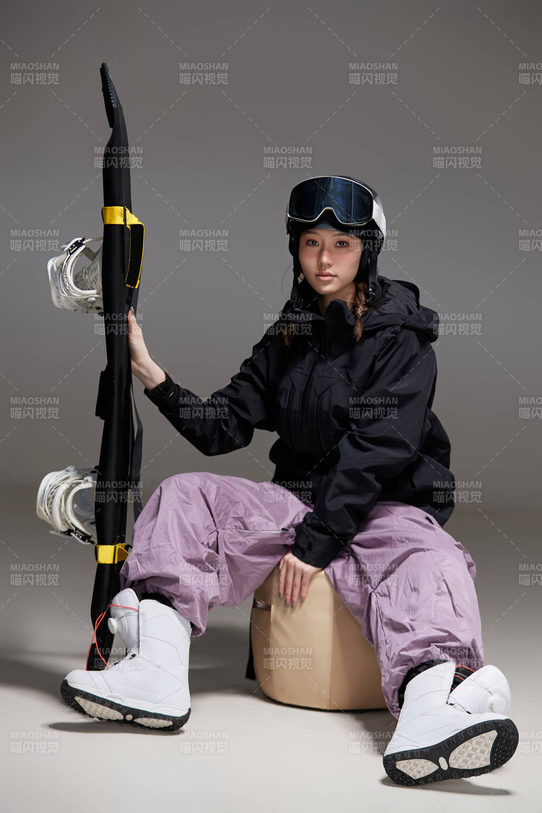 穿戴齐全单板滑雪装备的亚洲美女图片