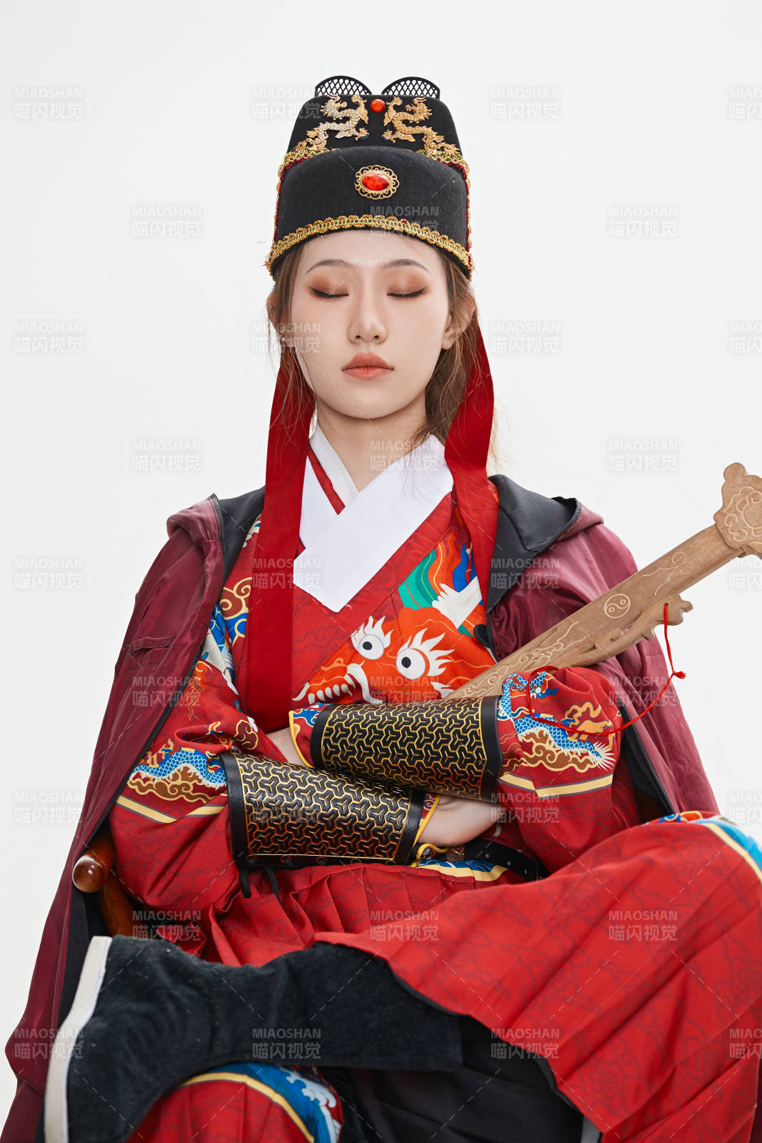 身穿明朝飞鱼服英气十足的亚洲美女图片