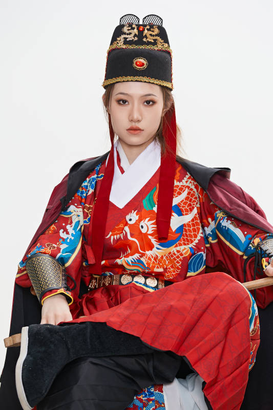 身穿明朝飞鱼服英气十足的亚洲美女图片