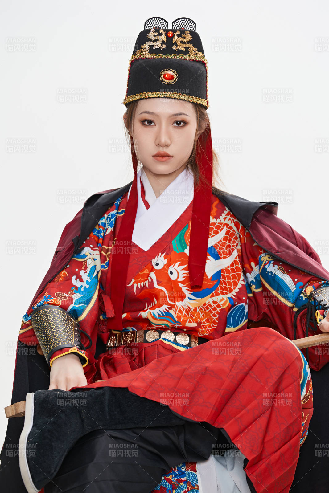 身穿明朝飞鱼服英气十足的亚洲美女图片