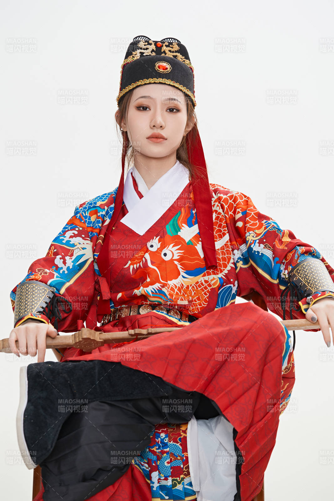 身穿明朝飞鱼服英气十足的亚洲美女图片