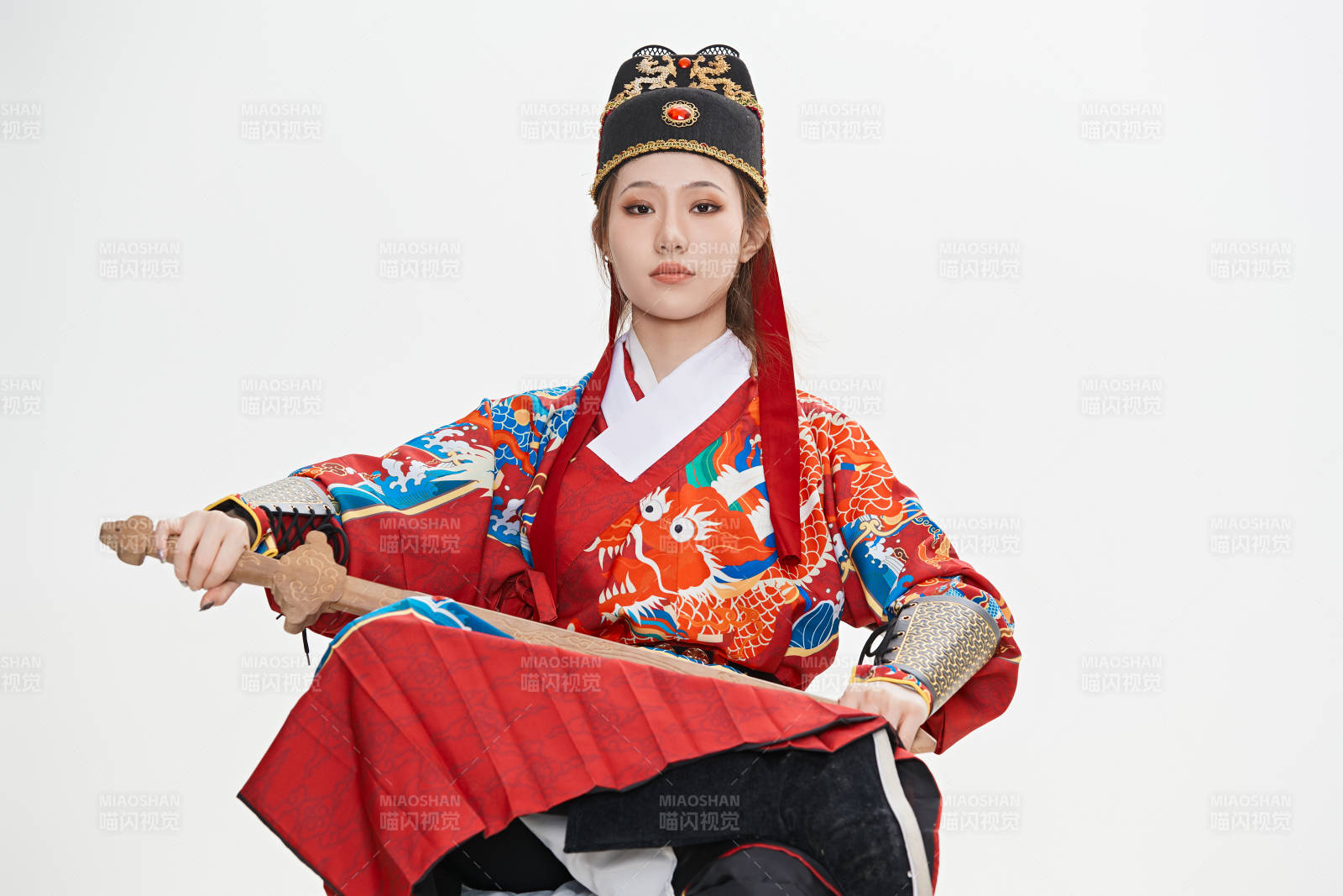 身穿明朝飞鱼服英气十足的亚洲美女图片