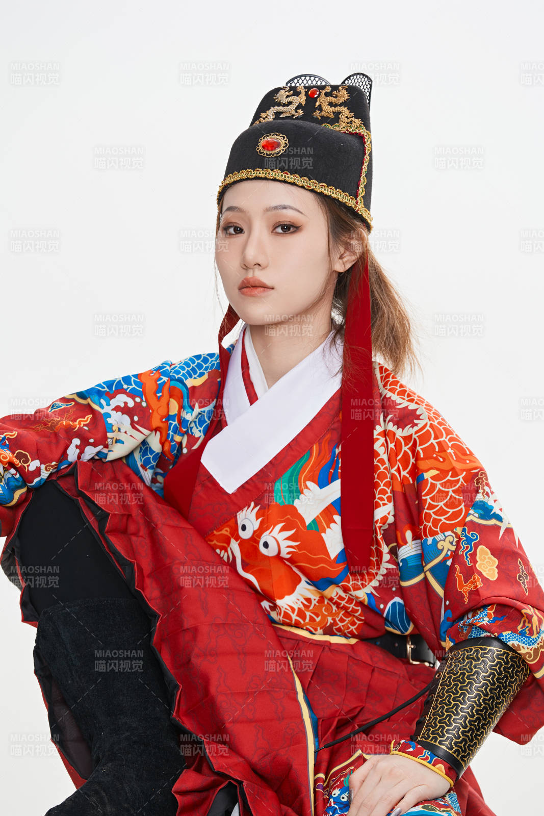 身穿明朝飞鱼服英气十足的亚洲美女图片