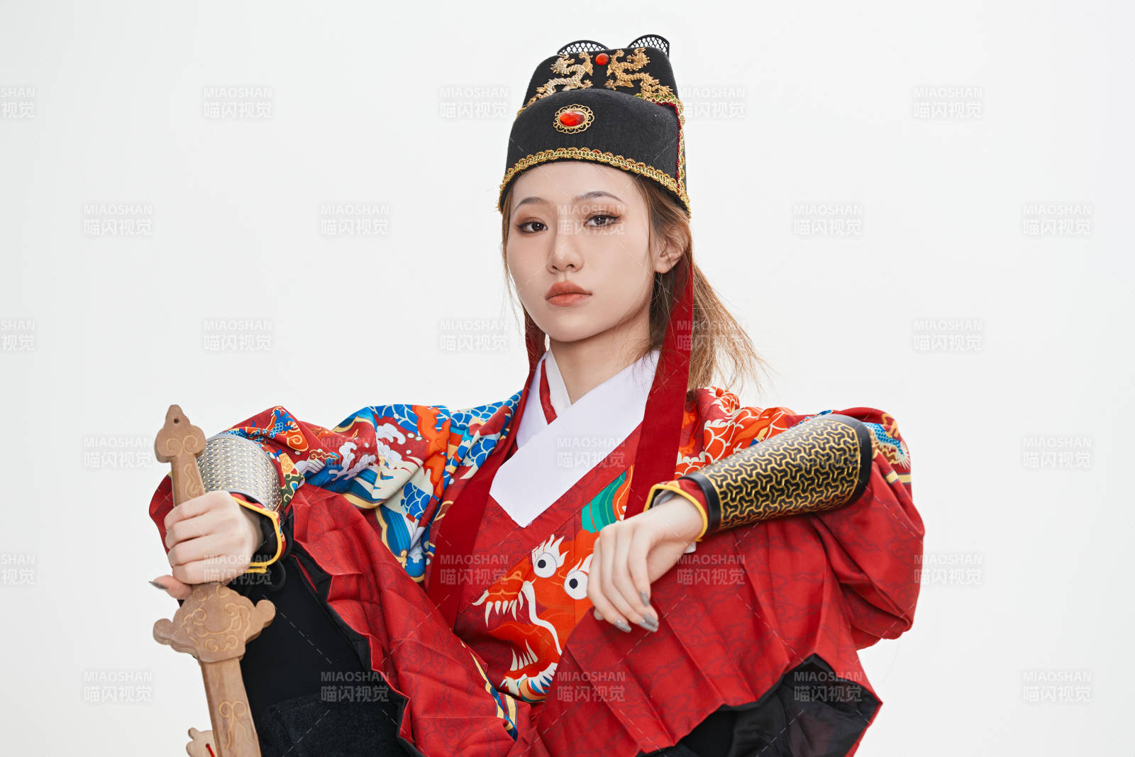 身穿明朝飞鱼服英气十足的亚洲美女图片