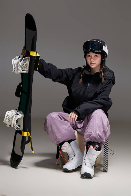 穿戴齐全单板滑雪装备的亚洲美女图片