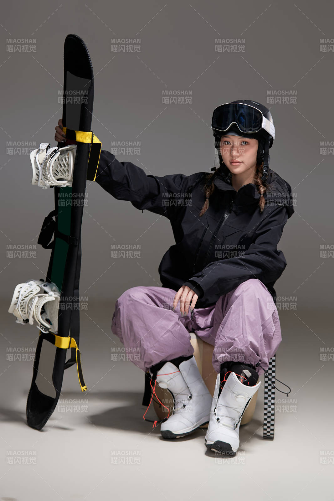 穿戴齐全单板滑雪装备的亚洲美女图片