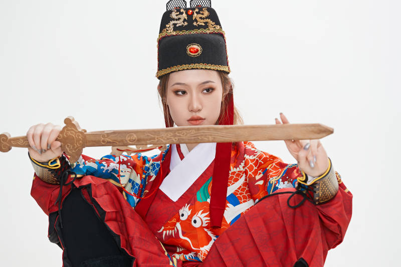 身穿明朝飞鱼服英气十足的亚洲美女图片