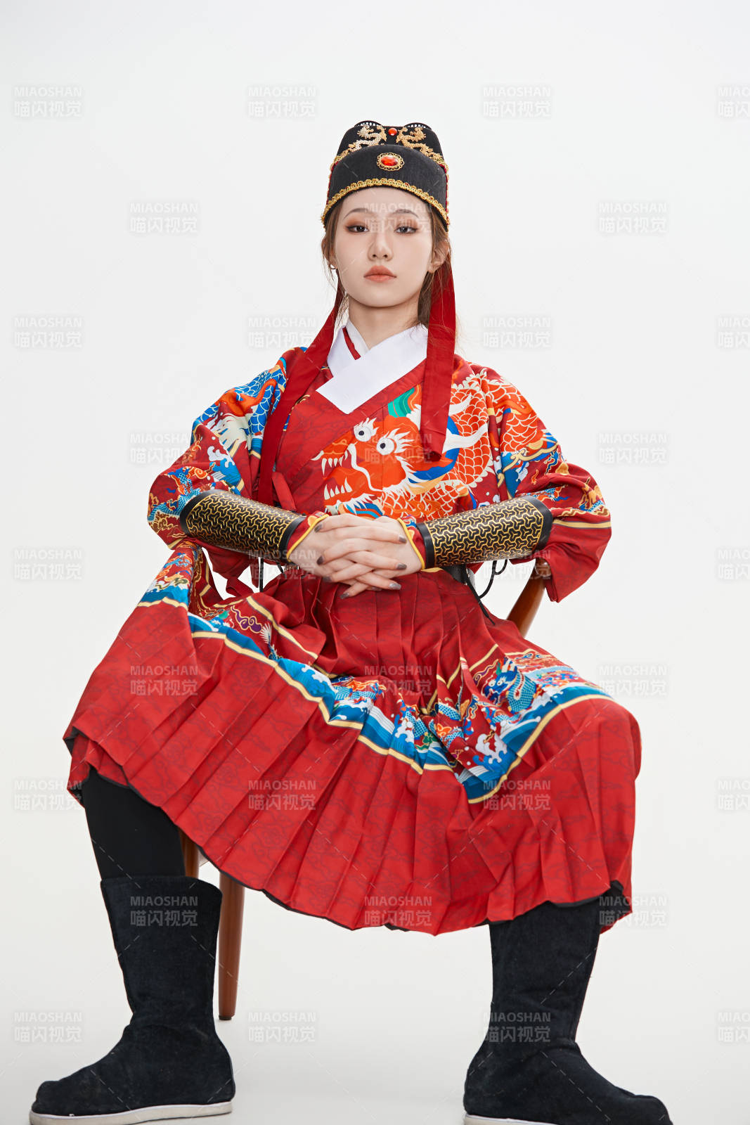 身穿明朝飞鱼服英气十足的亚洲美女图片