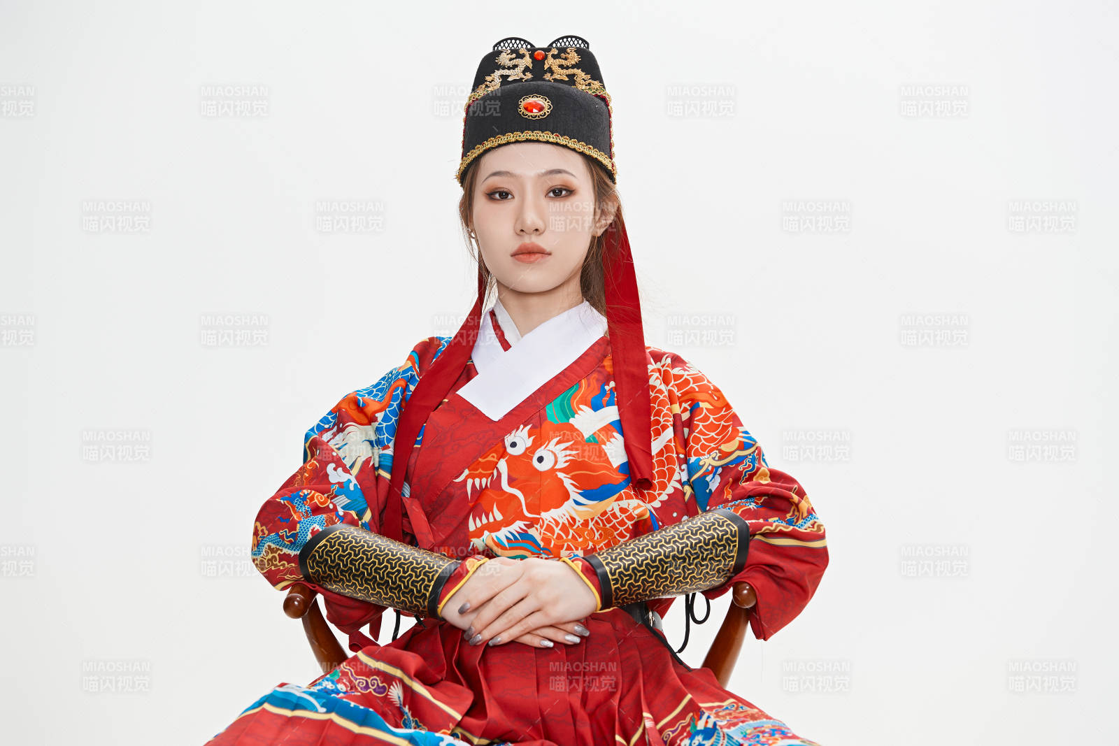 身穿明朝飞鱼服英气十足的亚洲美女图片