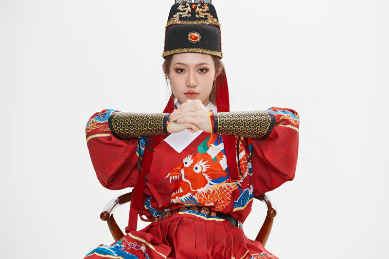 身穿明朝飞鱼服英气十足的亚洲美女图片