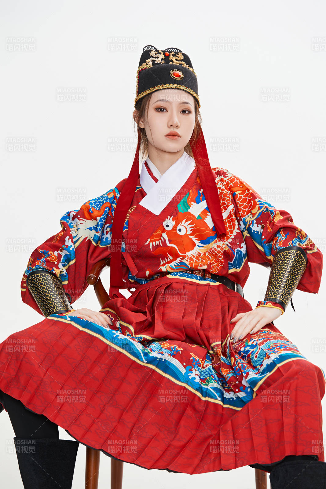 身穿明朝飞鱼服英气十足的亚洲美女图片