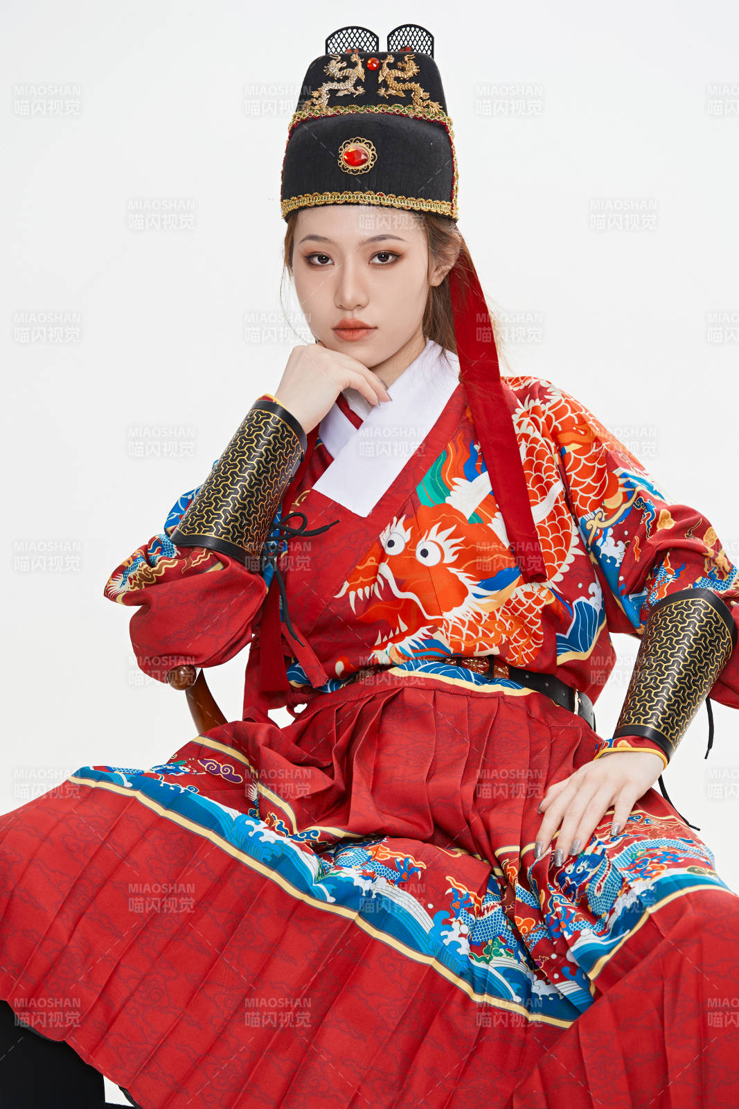 身穿明朝飞鱼服英气十足的亚洲美女图片