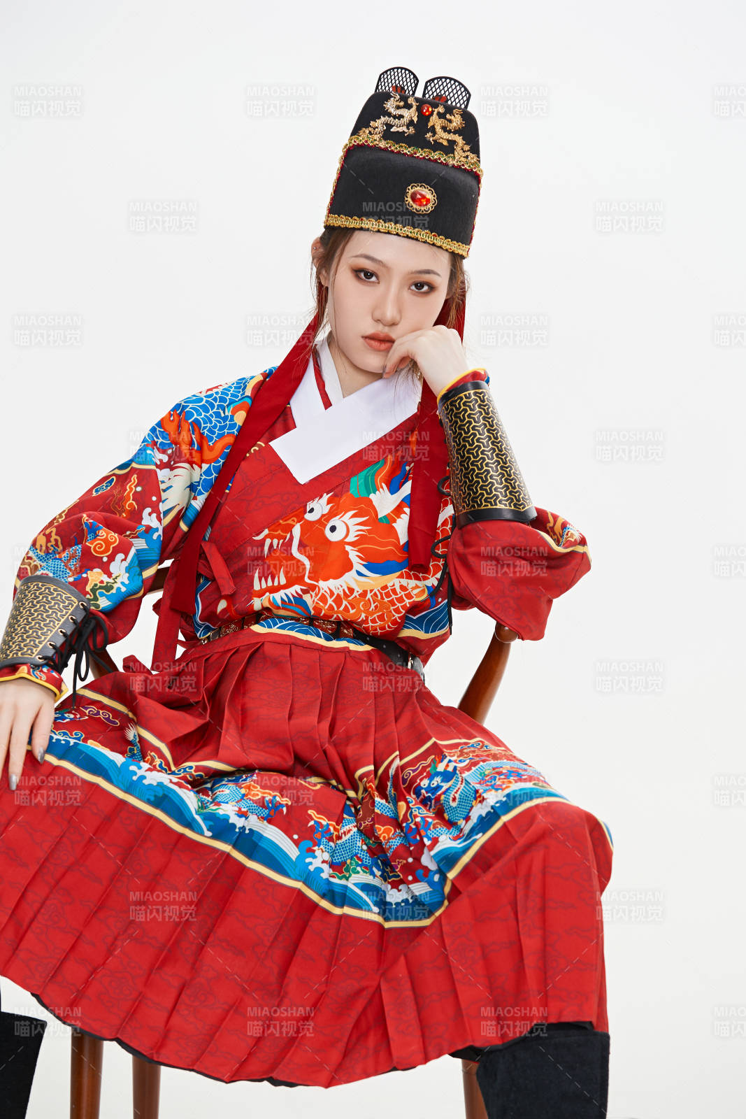 身穿明朝飞鱼服英气十足的亚洲美女图片