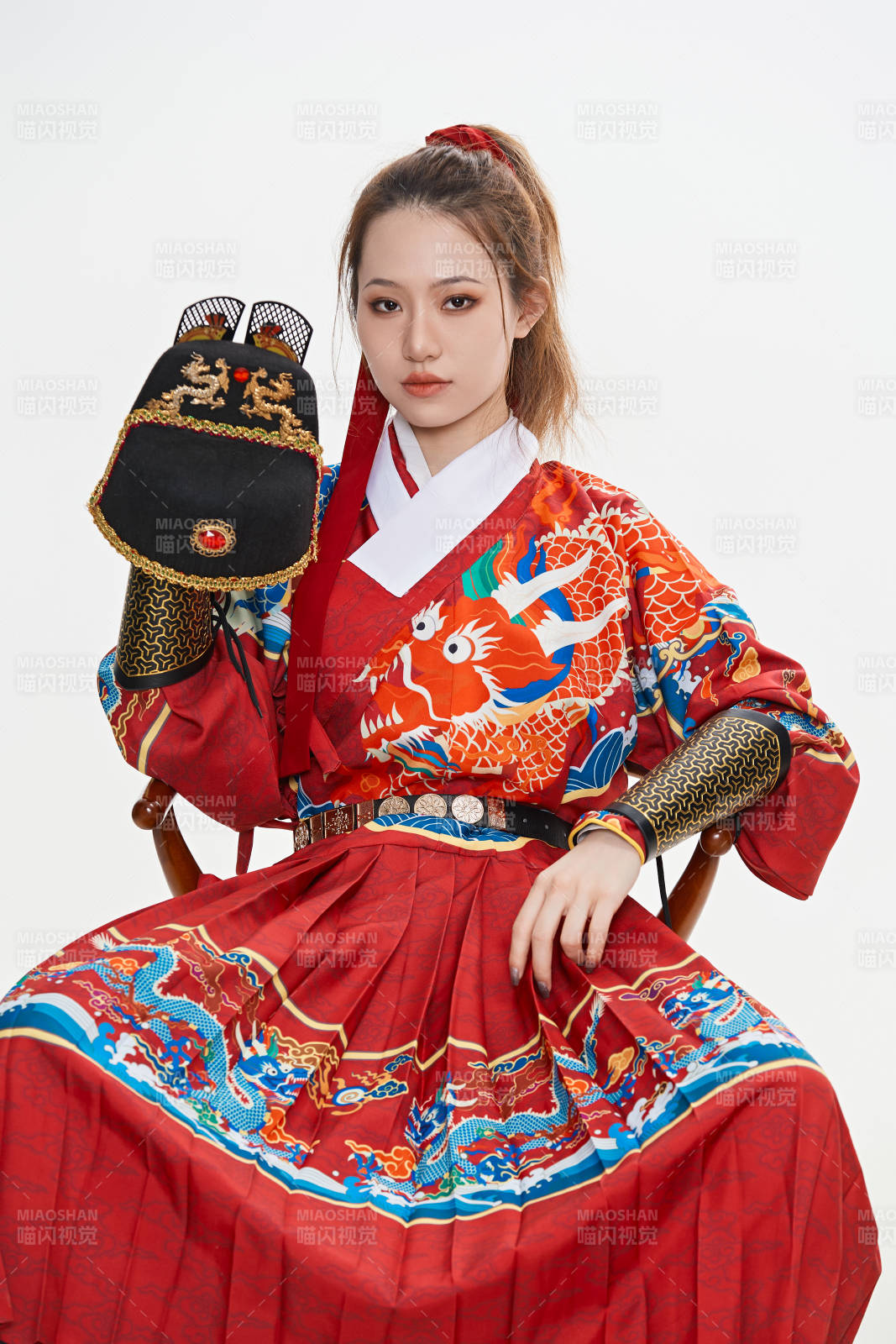 身穿明朝飞鱼服英气十足的亚洲美女图片