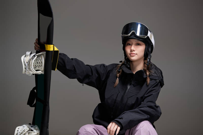 穿戴齐全单板滑雪装备的亚洲美女图片
