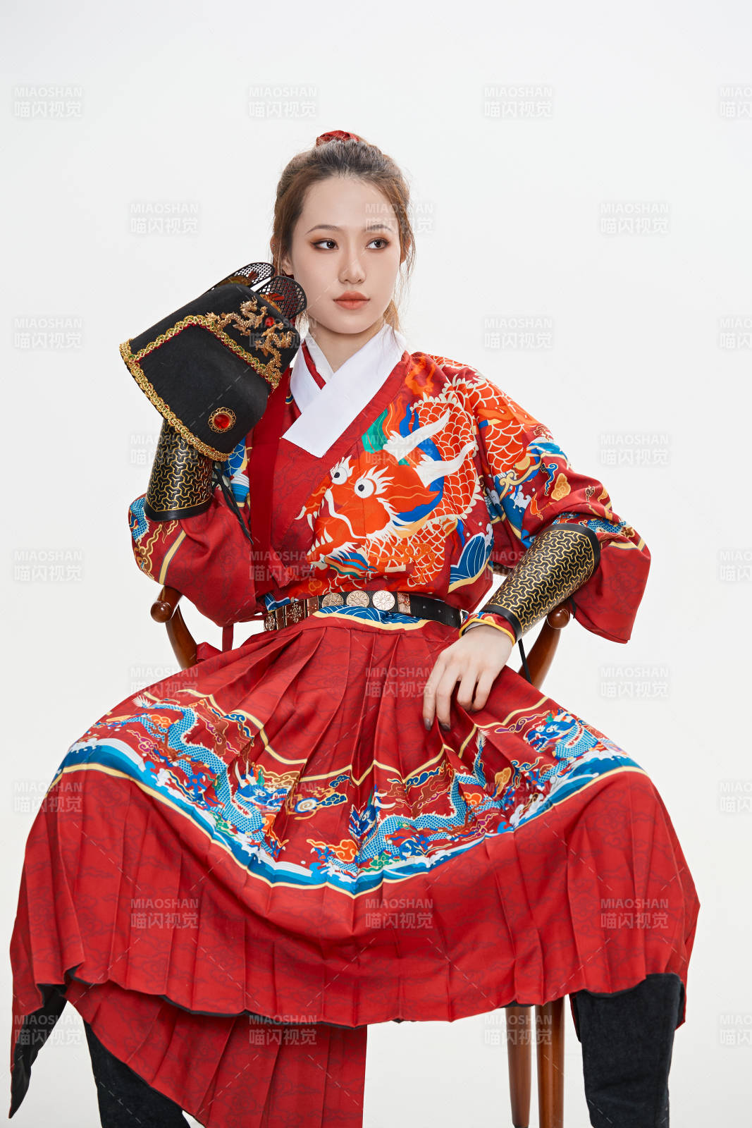 身穿明朝飞鱼服英气十足的亚洲美女图片