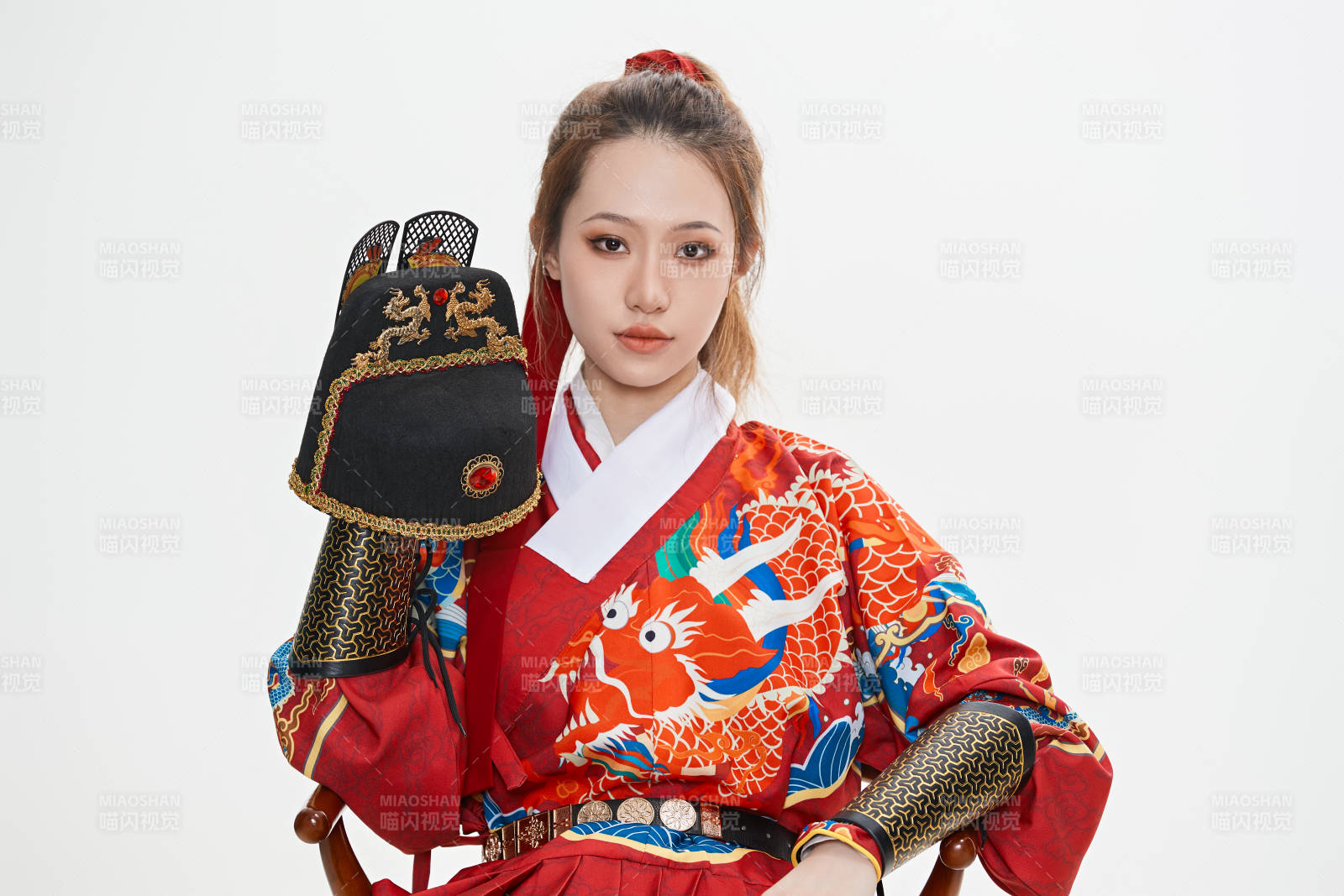 身穿明朝飞鱼服英气十足的亚洲美女图片