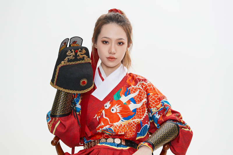 身穿明朝飞鱼服英气十足的亚洲美女图片