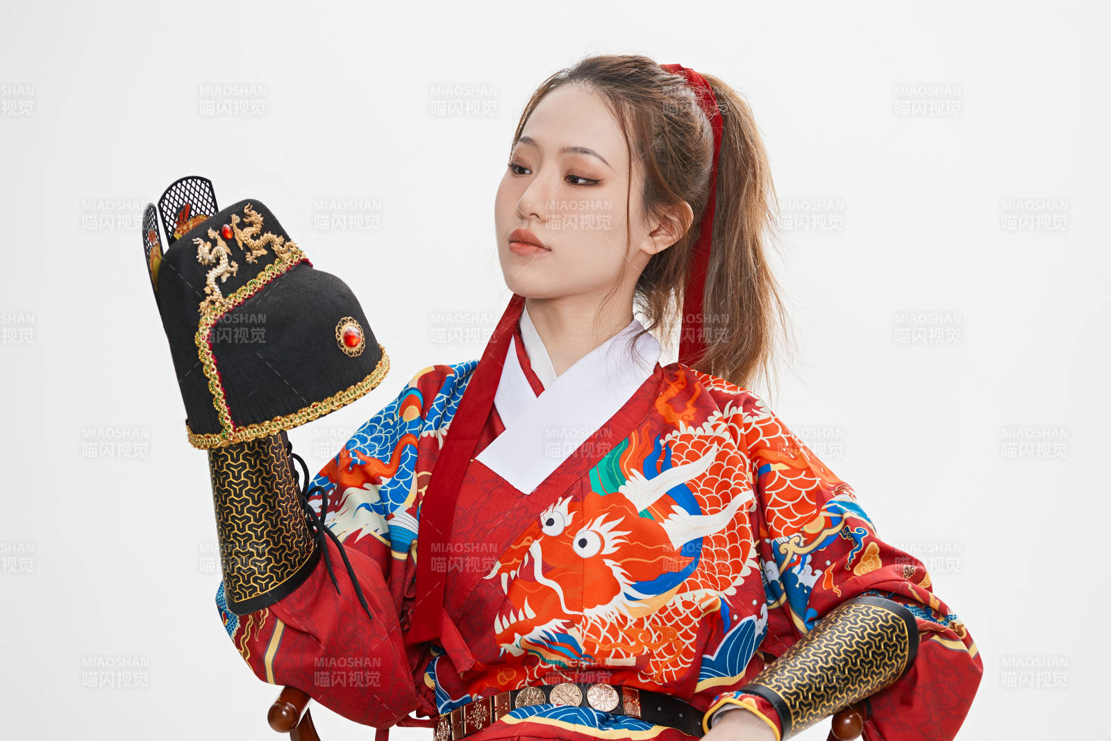 身穿明朝飞鱼服英气十足的亚洲美女图片