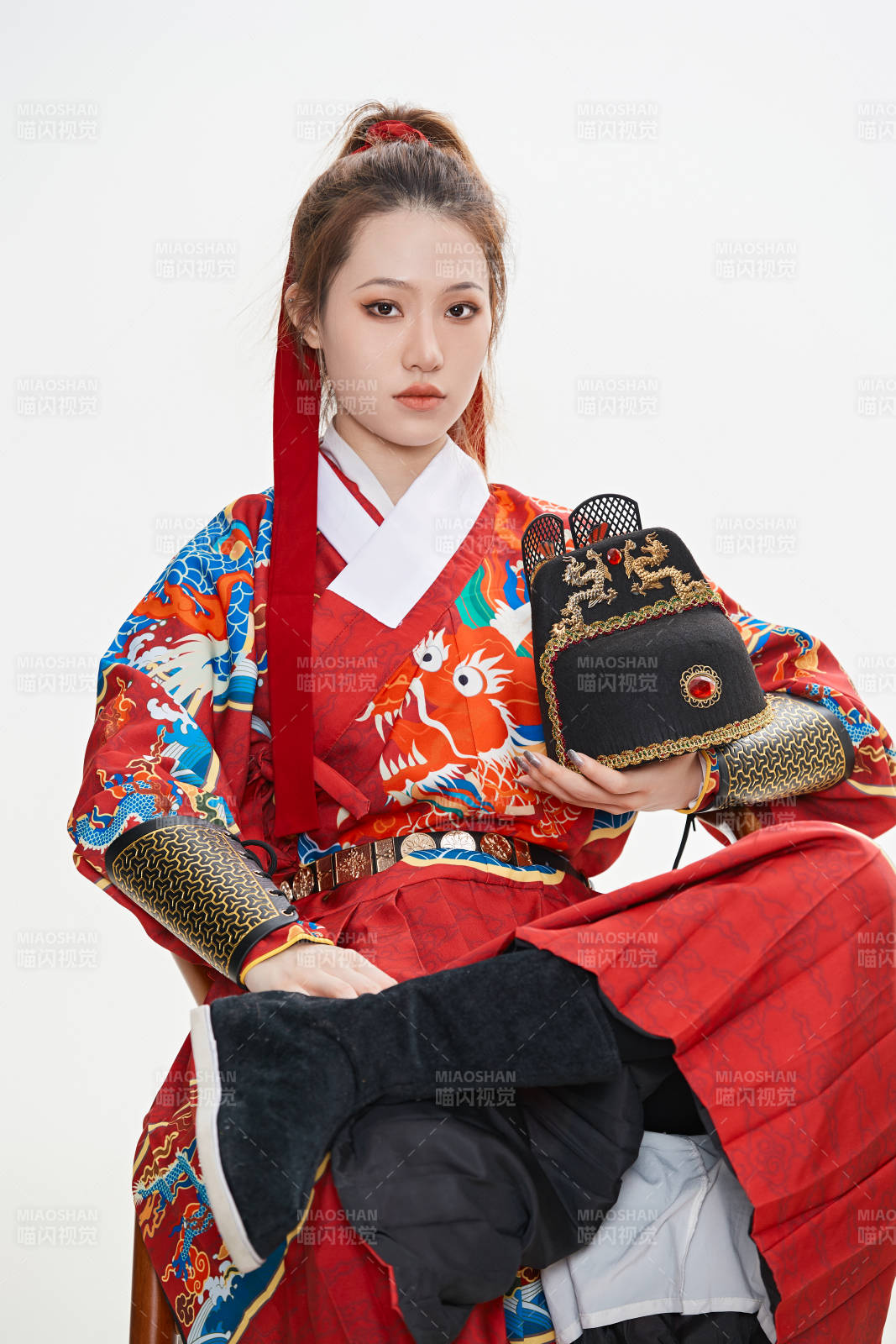 身穿明朝飞鱼服英气十足的亚洲美女图片