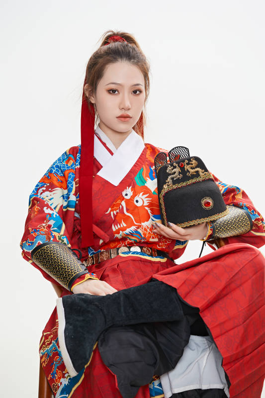 身穿明朝飞鱼服英气十足的亚洲美女图片