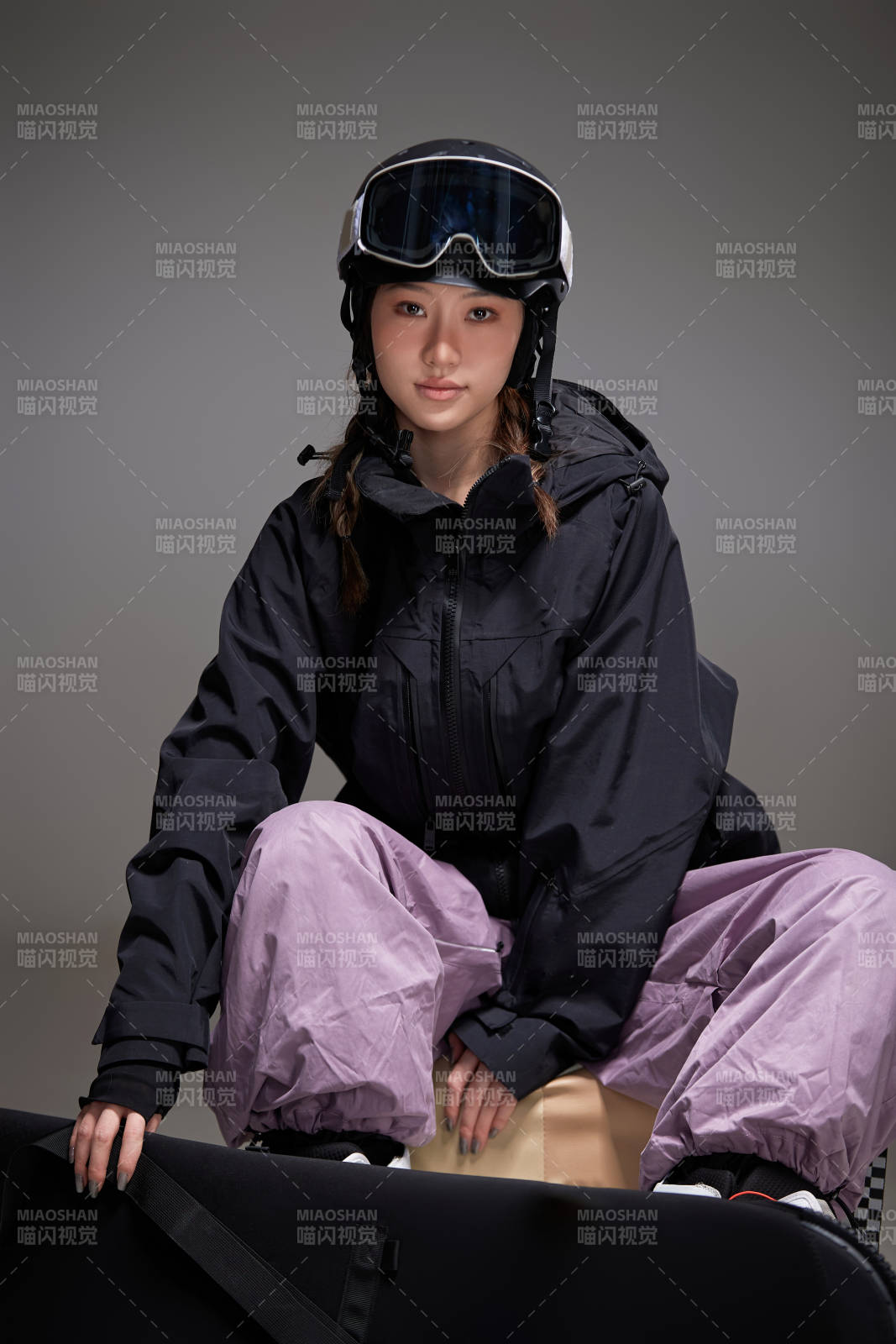 穿戴齐全单板滑雪装备的亚洲美女图片