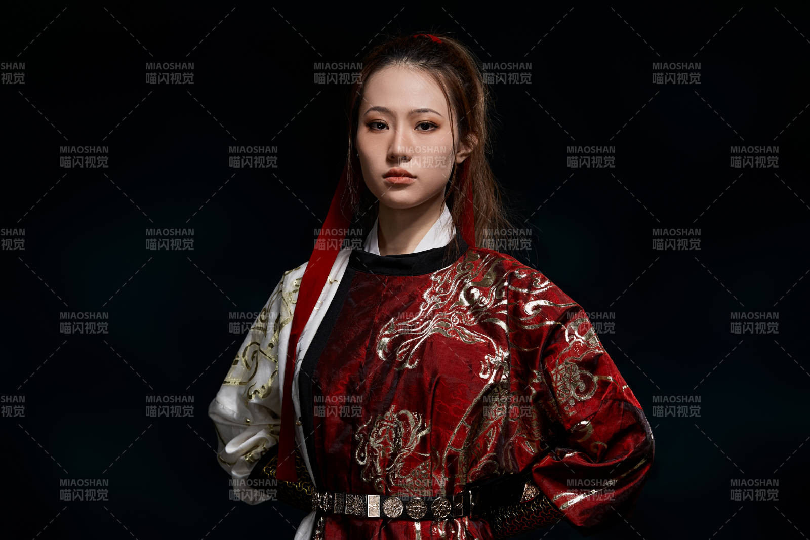 身穿武侠古风汉服英气十足的亚洲美女图片
