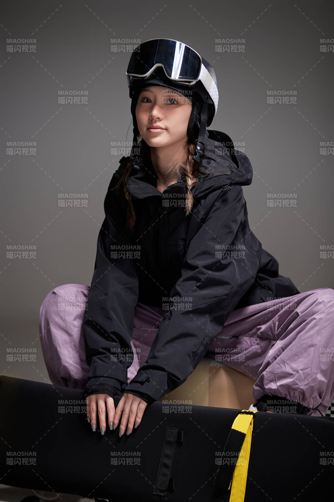 穿戴齐全单板滑雪装备的亚洲美女图片