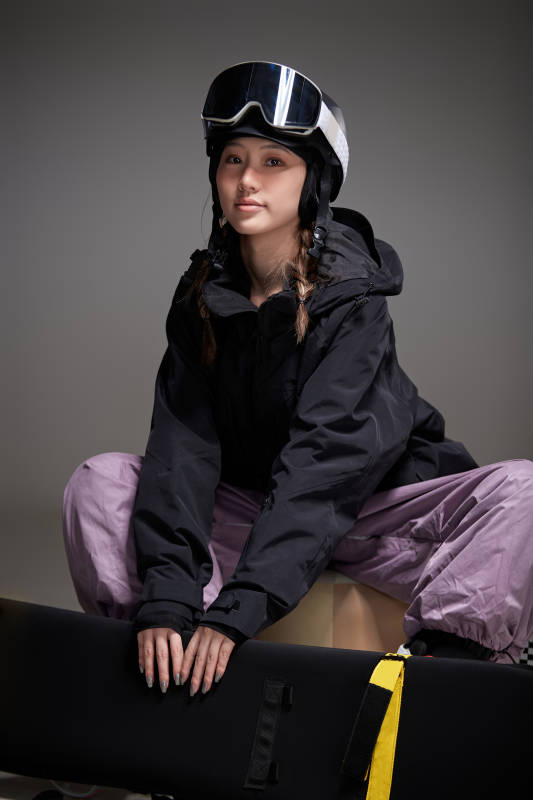 穿戴齐全单板滑雪装备的亚洲美女图片