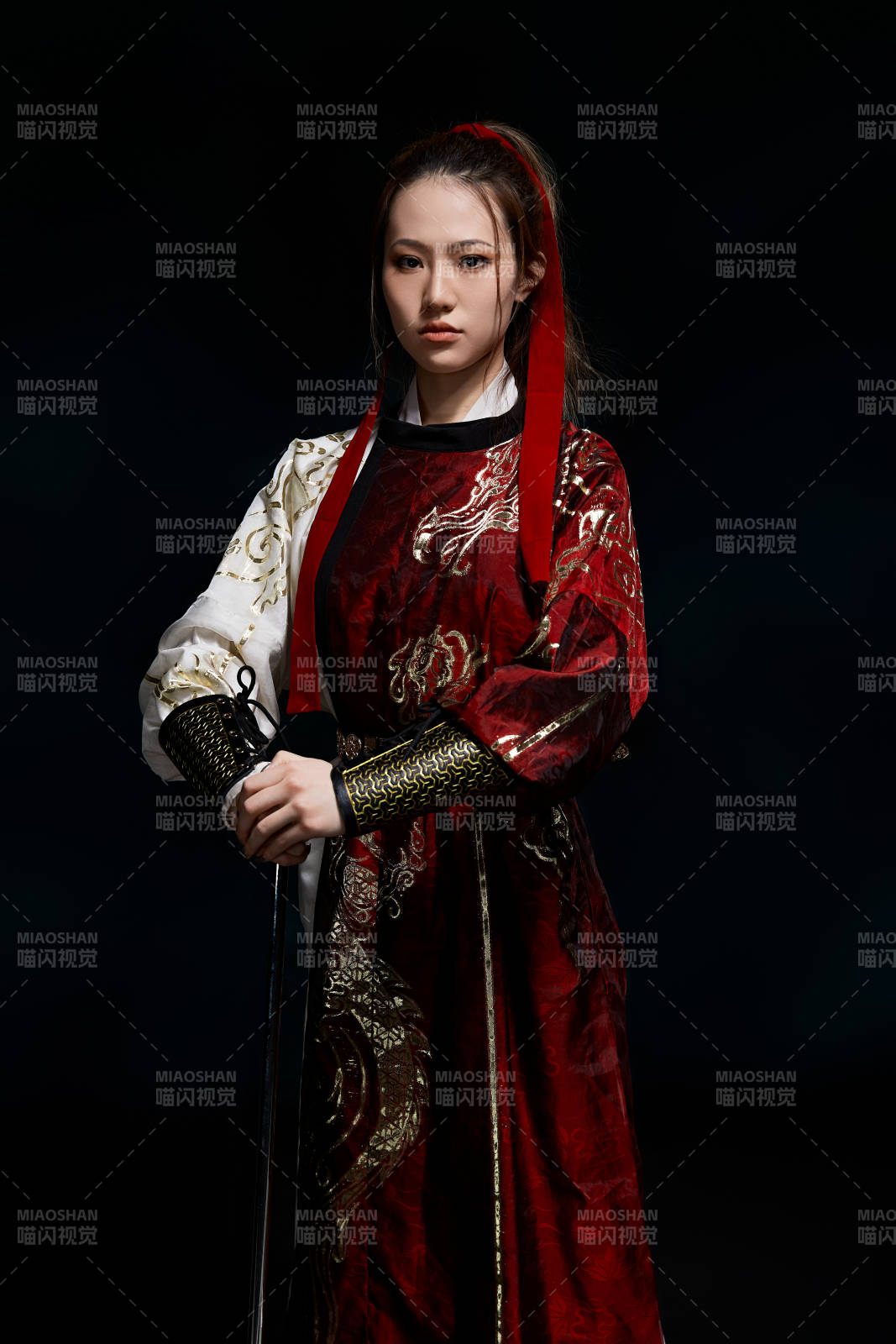 身穿武侠古风汉服英气十足的亚洲美女图片