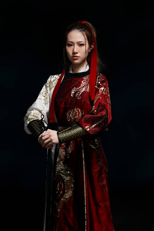 身穿武侠古风汉服英气十足的亚洲美女图片