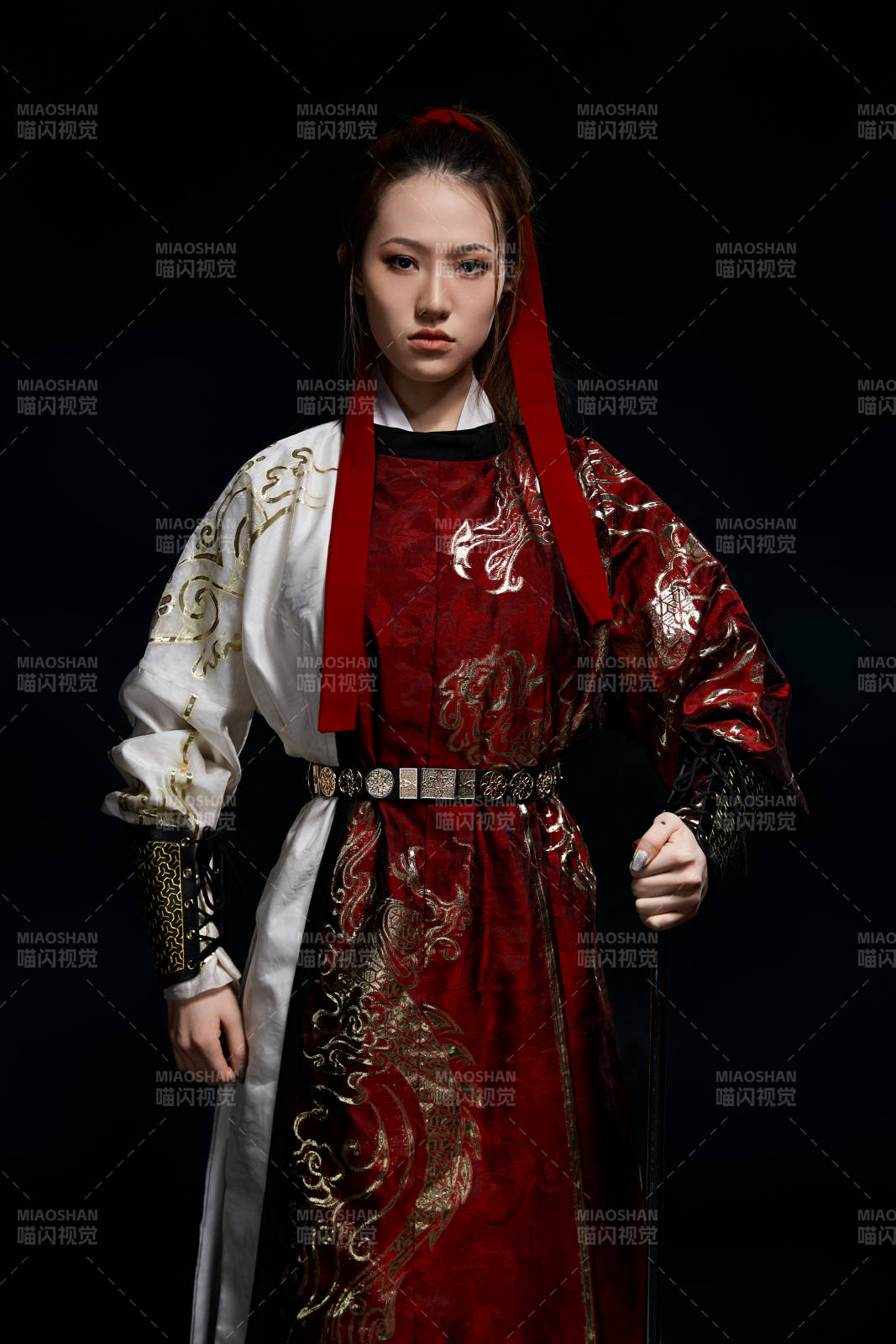 身穿武侠古风汉服英气十足的亚洲美女图片