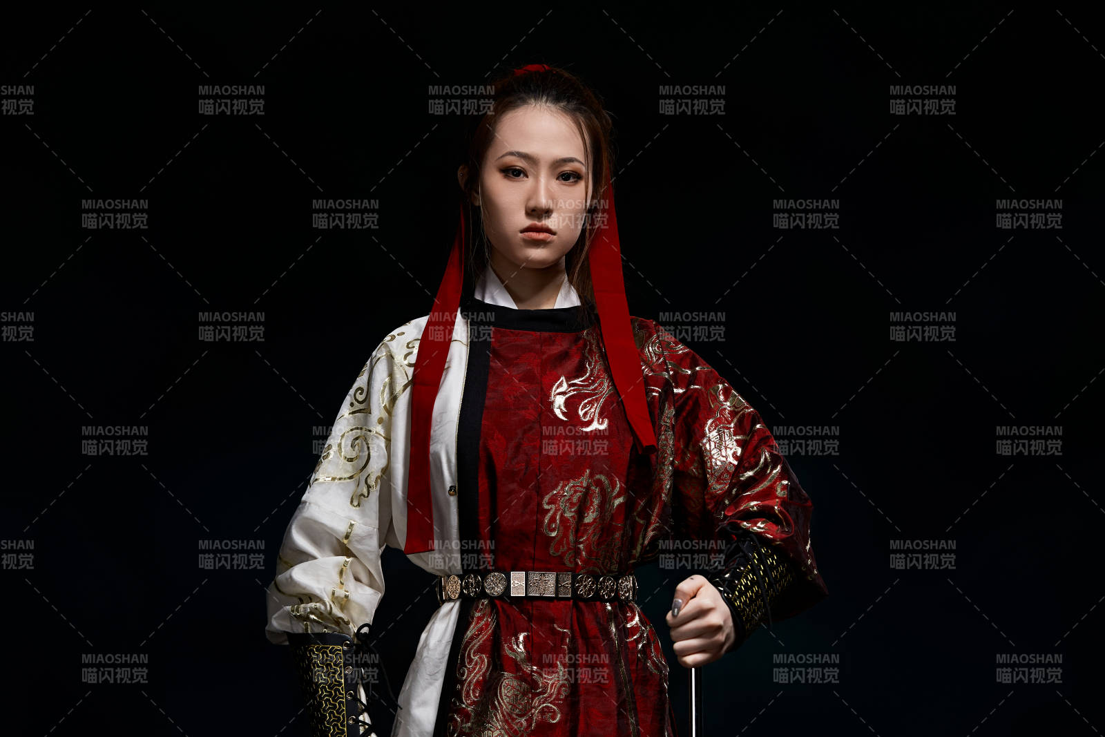 身穿武侠古风汉服英气十足的亚洲美女图片