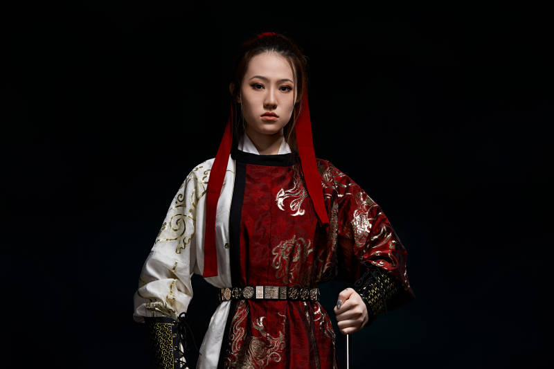 身穿武侠古风汉服英气十足的亚洲美女图片