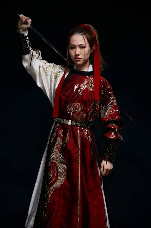 身穿武侠古风汉服英气十足的亚洲美女图片