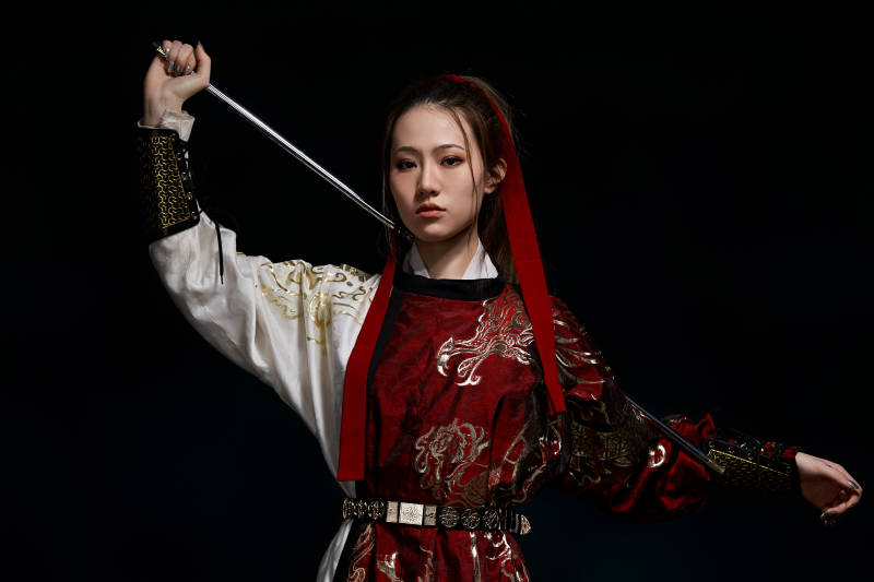 身穿武侠古风汉服英气十足的亚洲美女图片