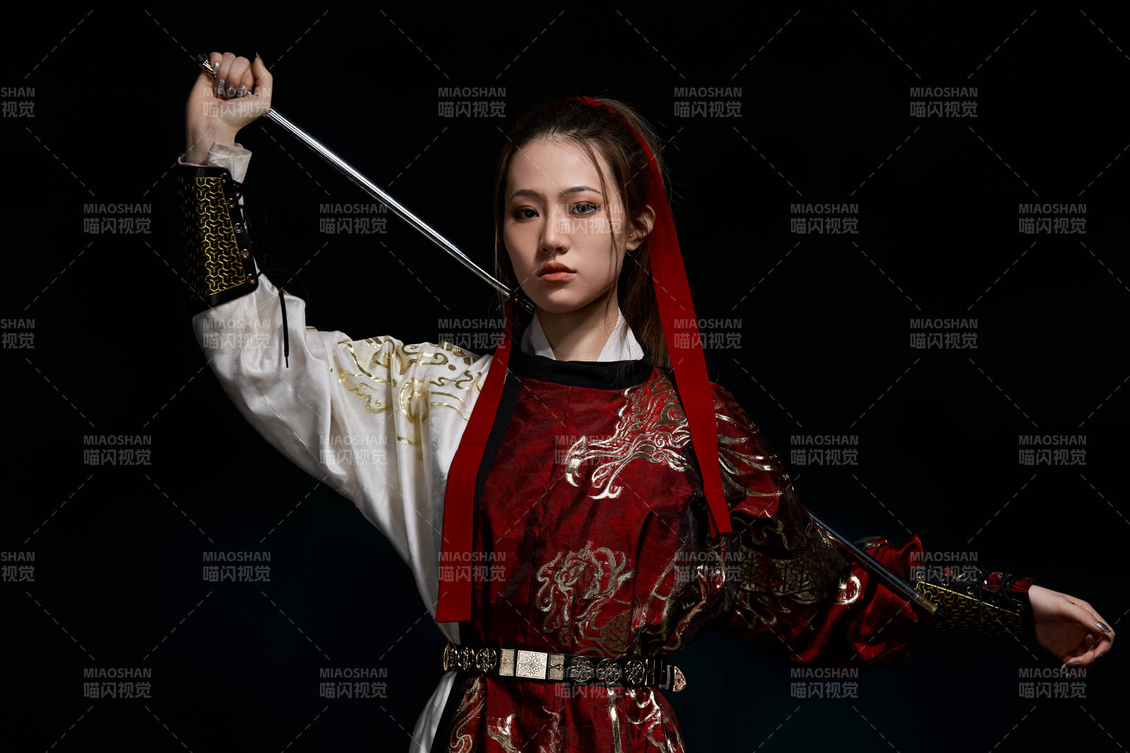 身穿武侠古风汉服英气十足的亚洲美女图片