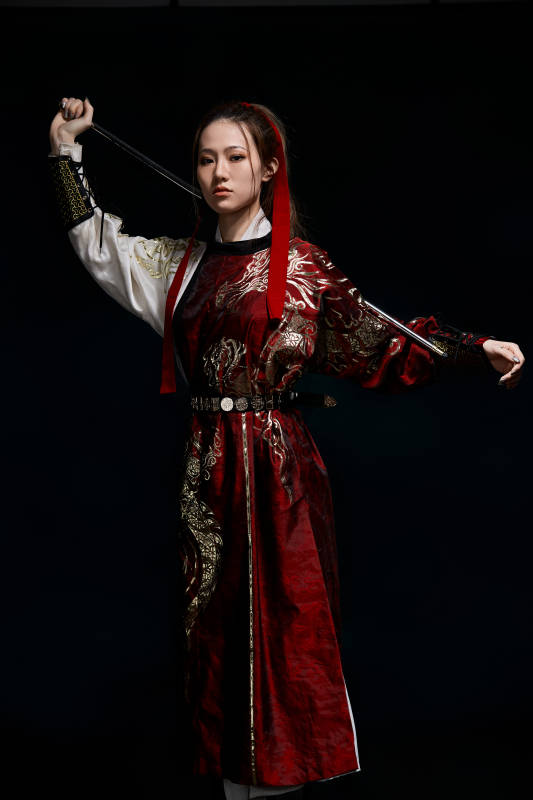 身穿武侠古风汉服英气十足的亚洲美女图片