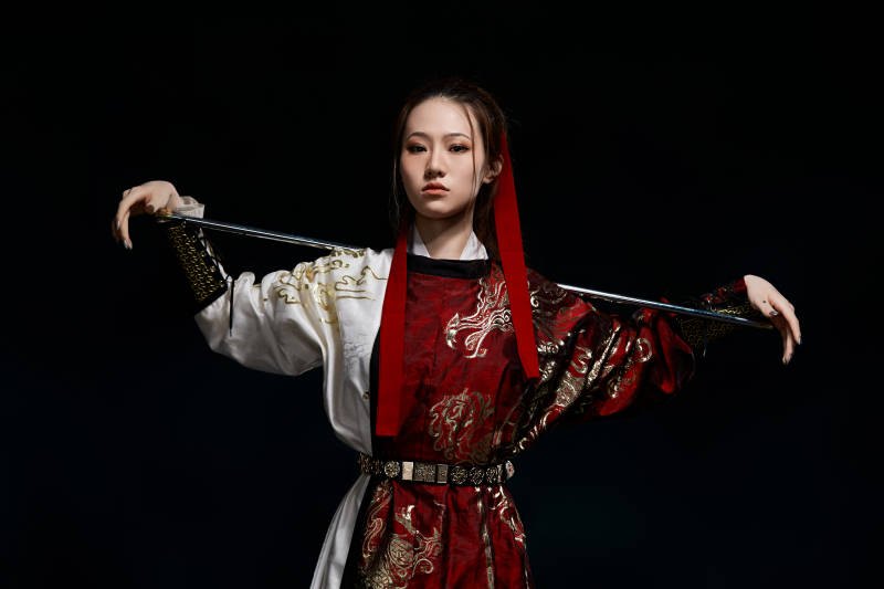 身穿武侠古风汉服英气十足的亚洲美女图片