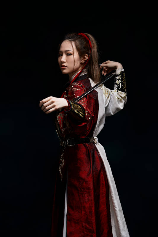 身穿武侠古风汉服英气十足的亚洲美女图片