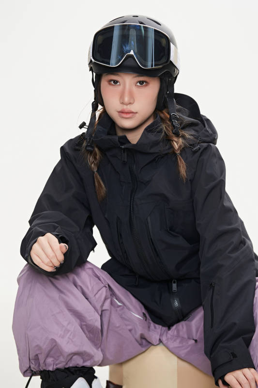 穿戴齐全单板滑雪装备的亚洲美女图片