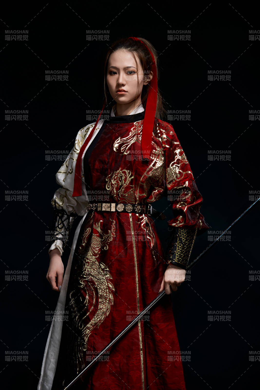 身穿武侠古风汉服英气十足的亚洲美女图片