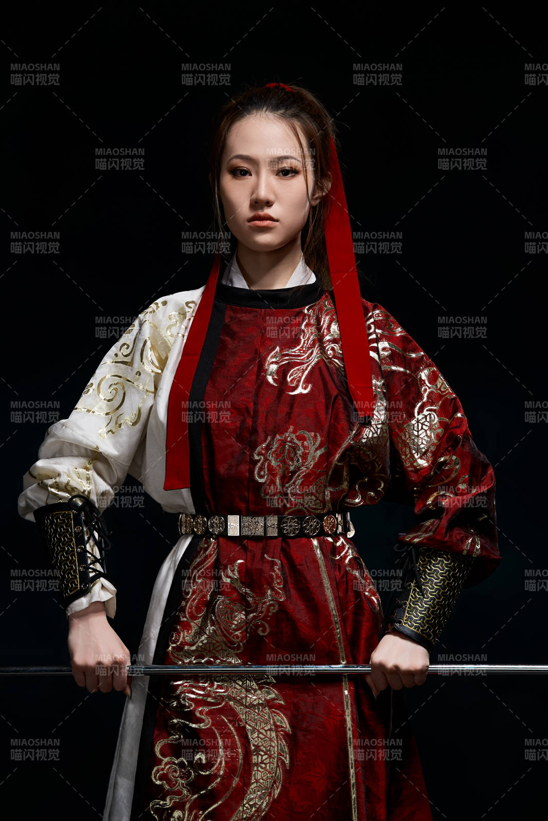 身穿武侠古风汉服英气十足的亚洲美女图片