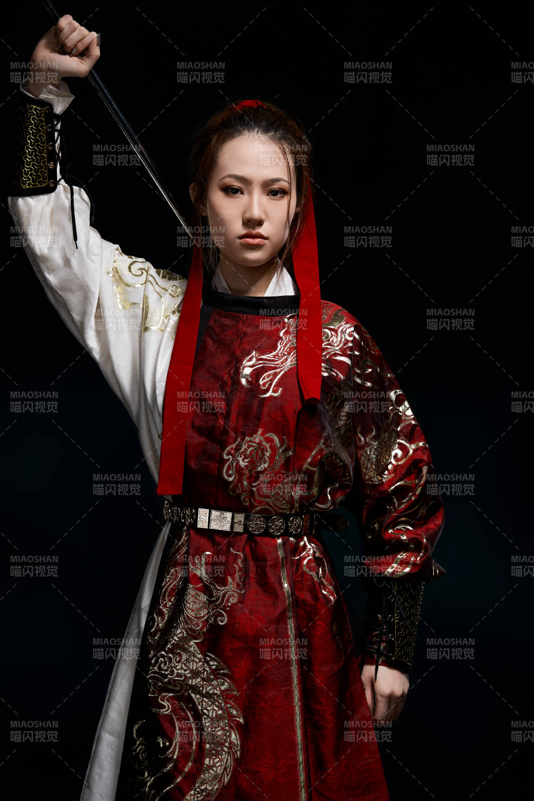 身穿武侠古风汉服英气十足的亚洲美女图片