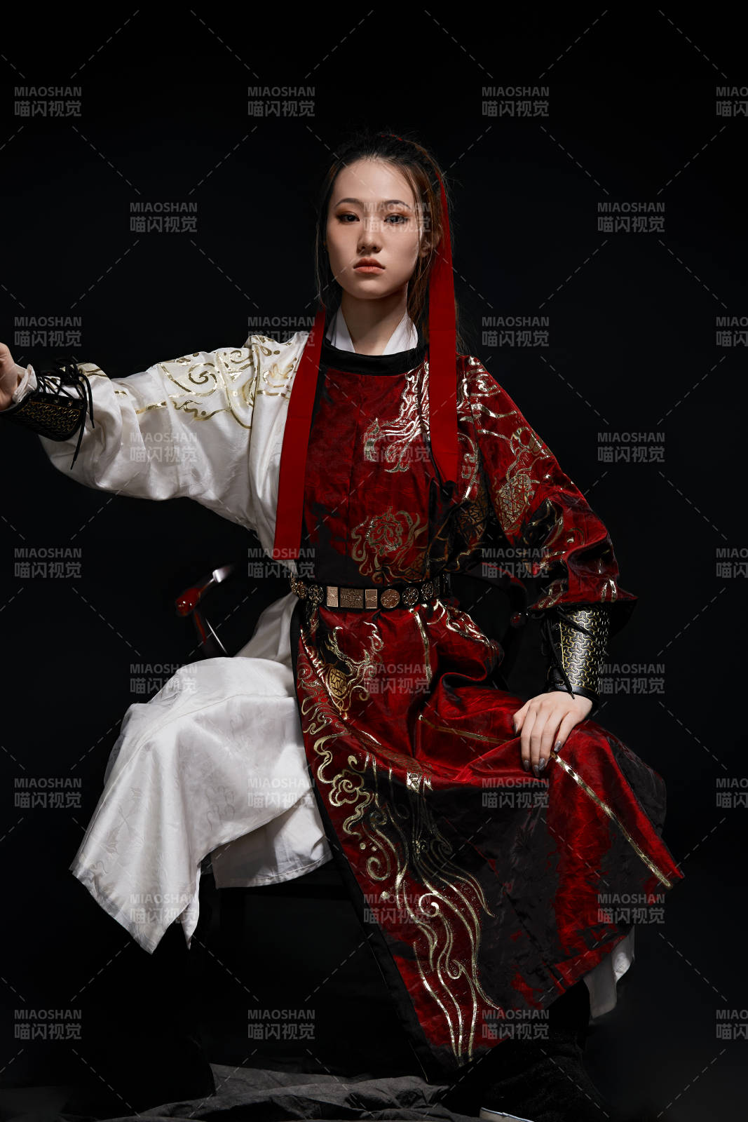 身穿武侠古风汉服英气十足的亚洲美女图片