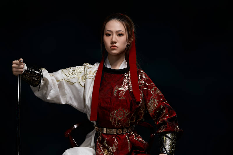 身穿武侠古风汉服英气十足的亚洲美女图片