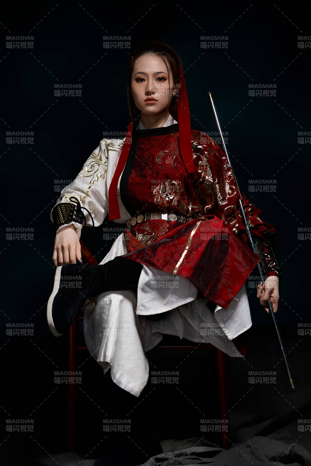 身穿武侠古风汉服英气十足的亚洲美女图片