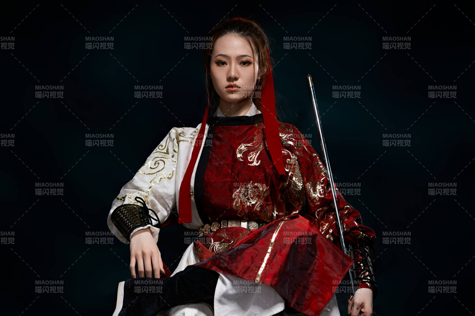身穿武侠古风汉服英气十足的亚洲美女图片