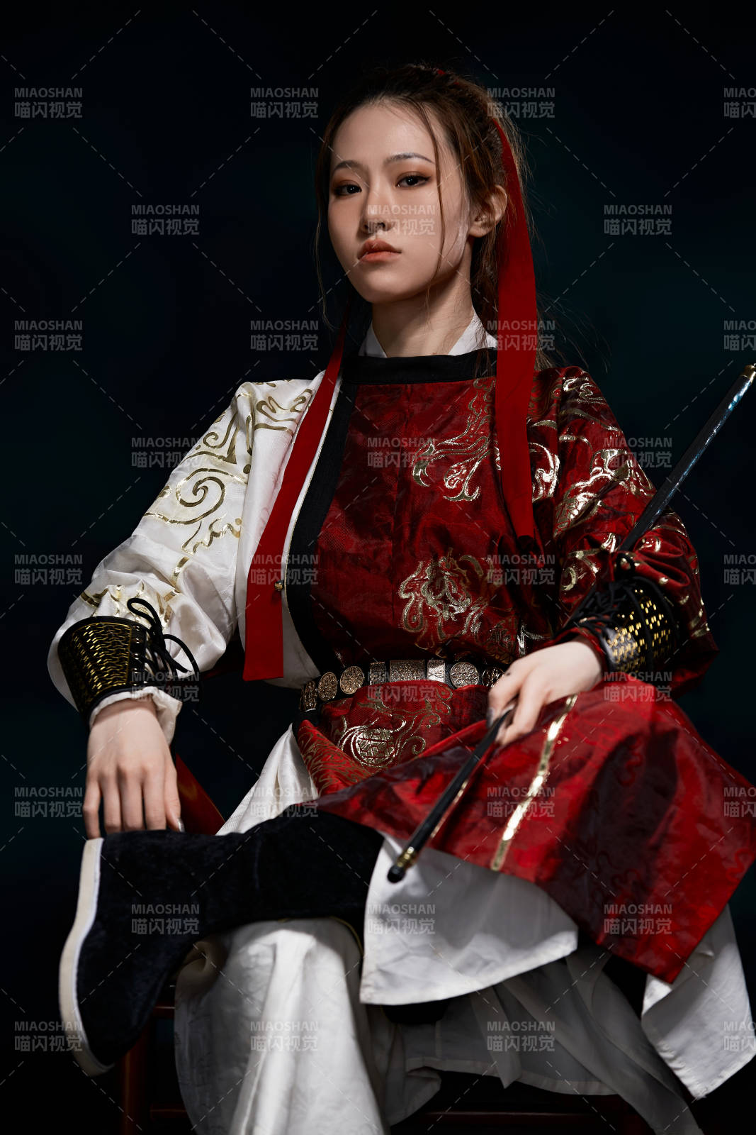 身穿武侠古风汉服英气十足的亚洲美女图片