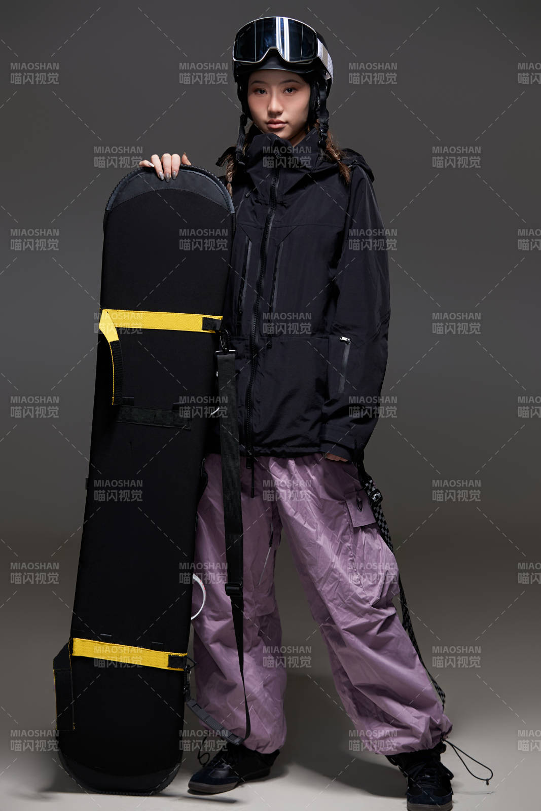 穿戴齐全单板滑雪装备的亚洲美女图片